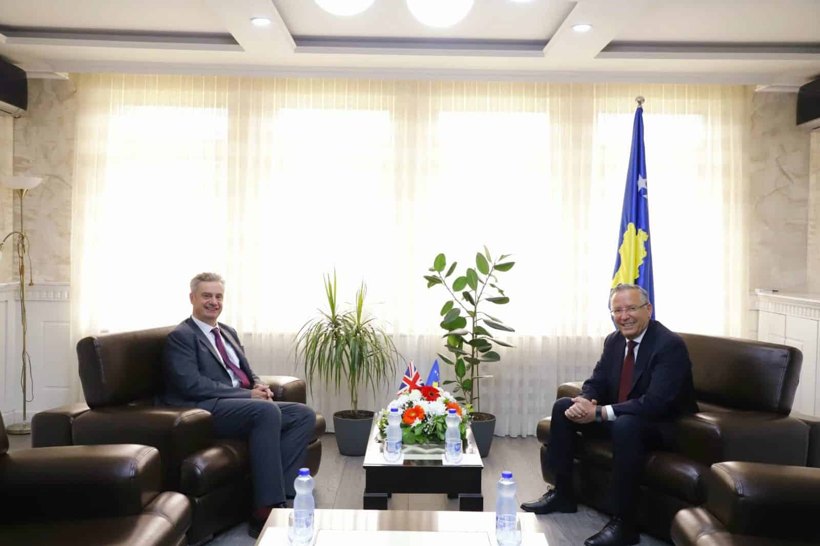 Kryetari Hamza pret në takim ambasadorin britanik Jonathan Hargreaves