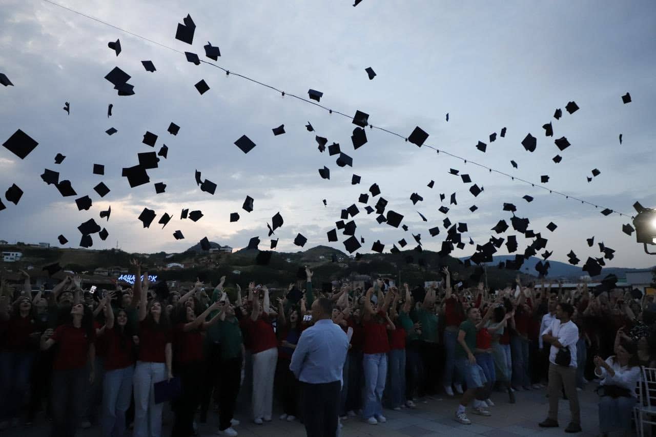 Mbahet ceremonia e diplomimit të maturantëve në Gjimnazin “Frang Bardhi”