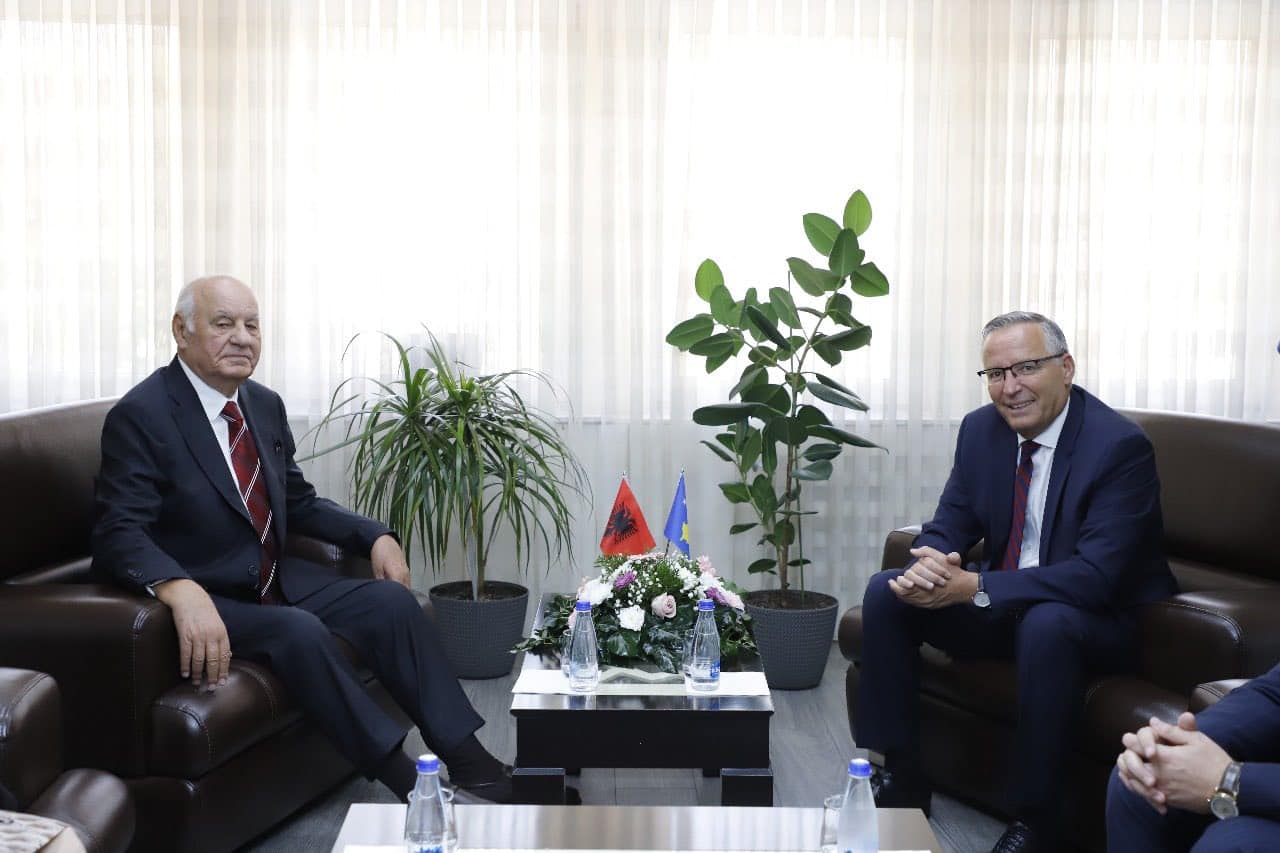 Kryetari Hamza priti në takim ish-Presidentin e Shqipërisë, Alfred Moisiu