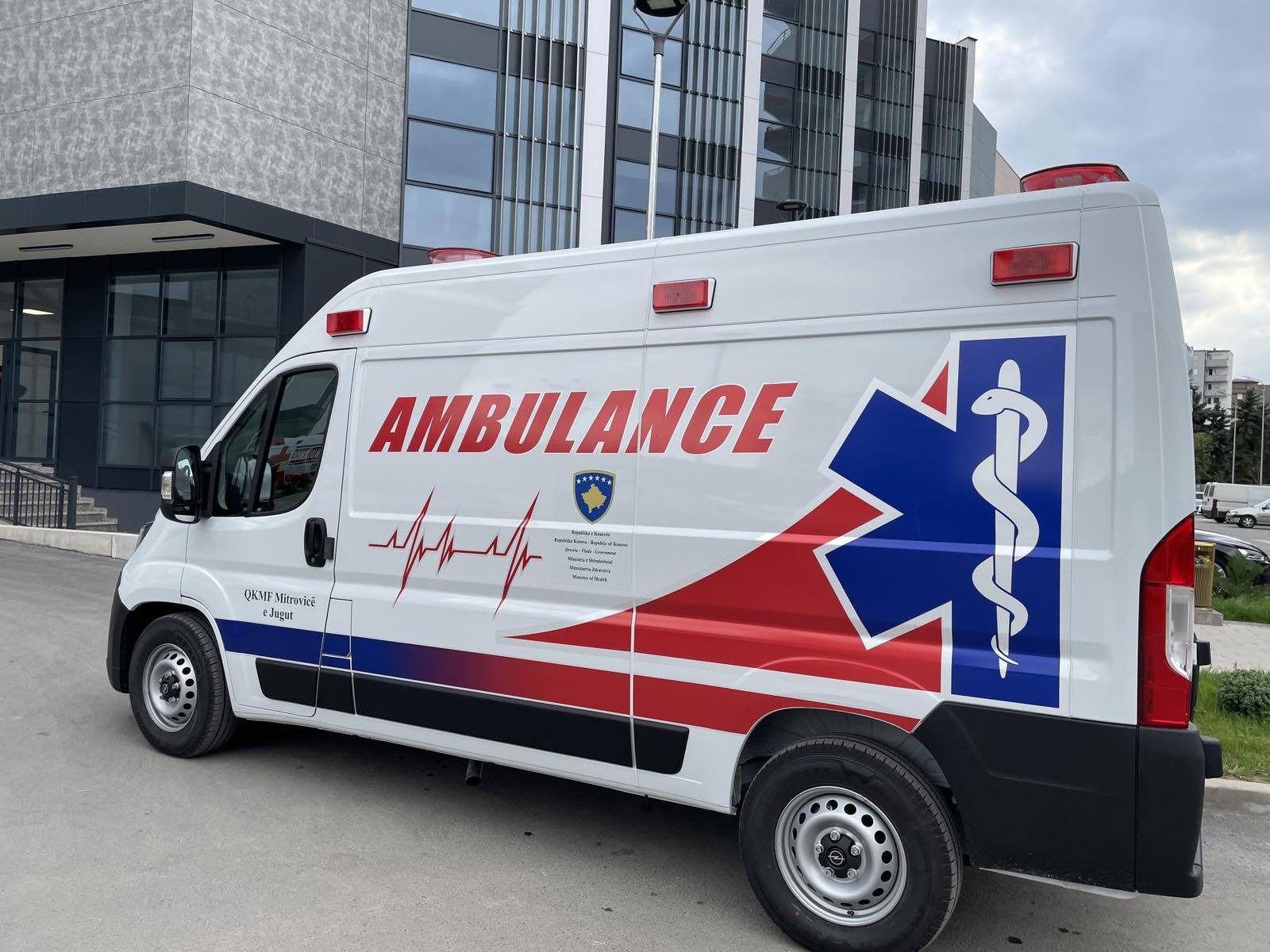 Autoambulancë e re për QKMF-në në Mitrovicë